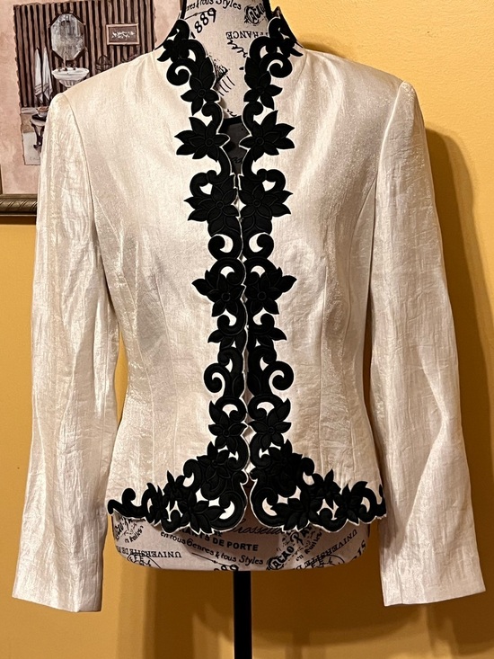 Victor Costa Jackets & Blazers - Victor Costa Ivory Jacket with Black Floral Appliqué size 6